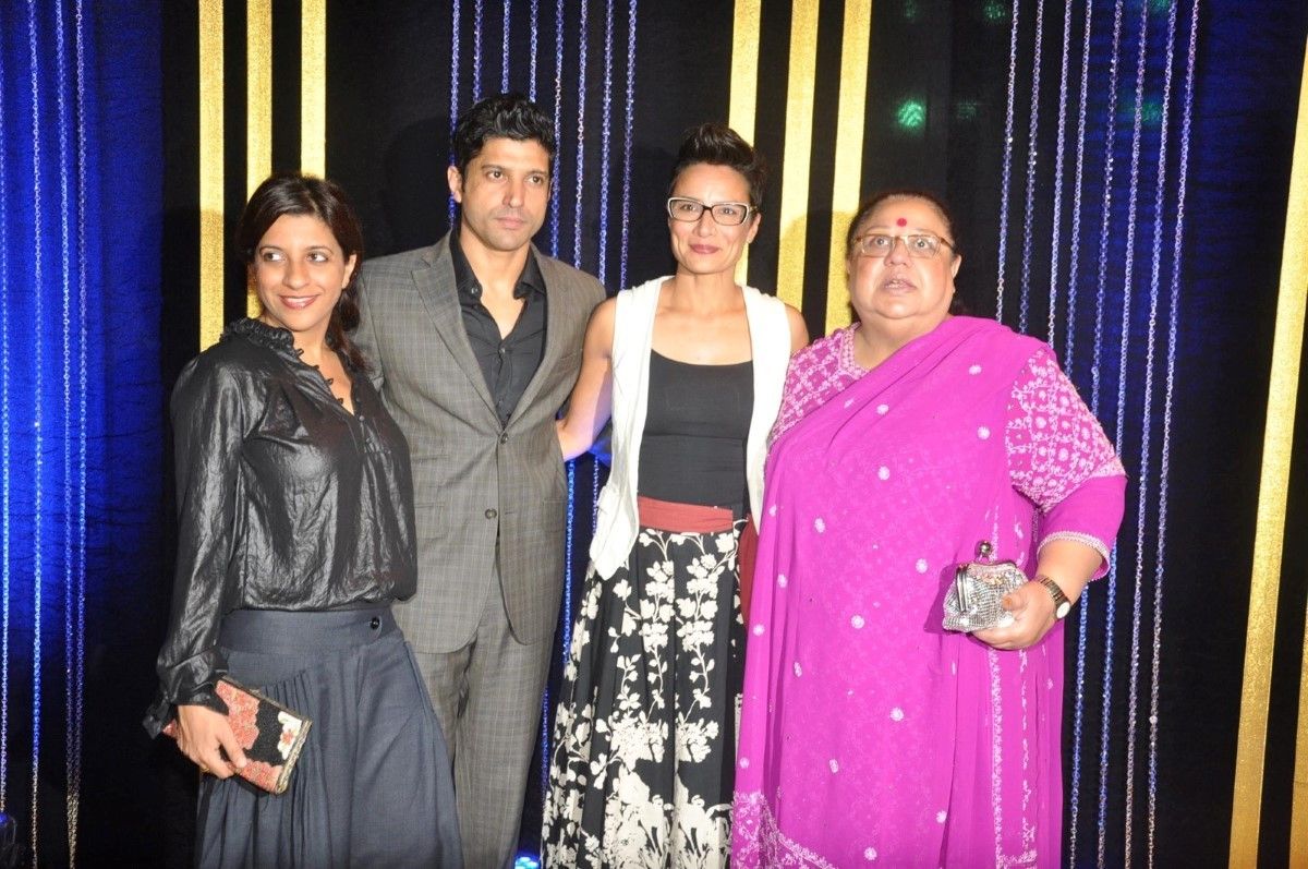 Farhan-Akhtar-with-wife-sister-and-mother